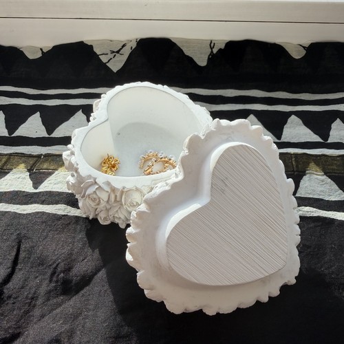 White heart floral resin lined - white,