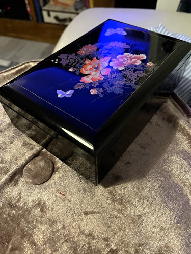 Black lacquered wooden music